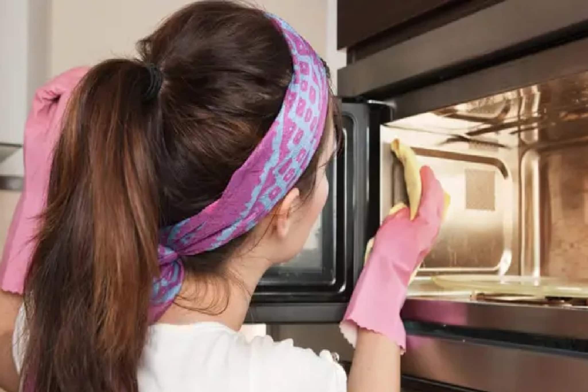 মাইক্রোওয়েভ ওভেন কতদিন পর পরিষ্কার করেন? রইল সহজতম টিপস, সময় লাগবে ঠিক ৩ মিনিট মাইক্রোওয়েভ ওভেন কতদিন পর পরিষ্কার করেন? রইল সহজতম টিপস, সময় লাগবে ঠিক ৩ মিনিট