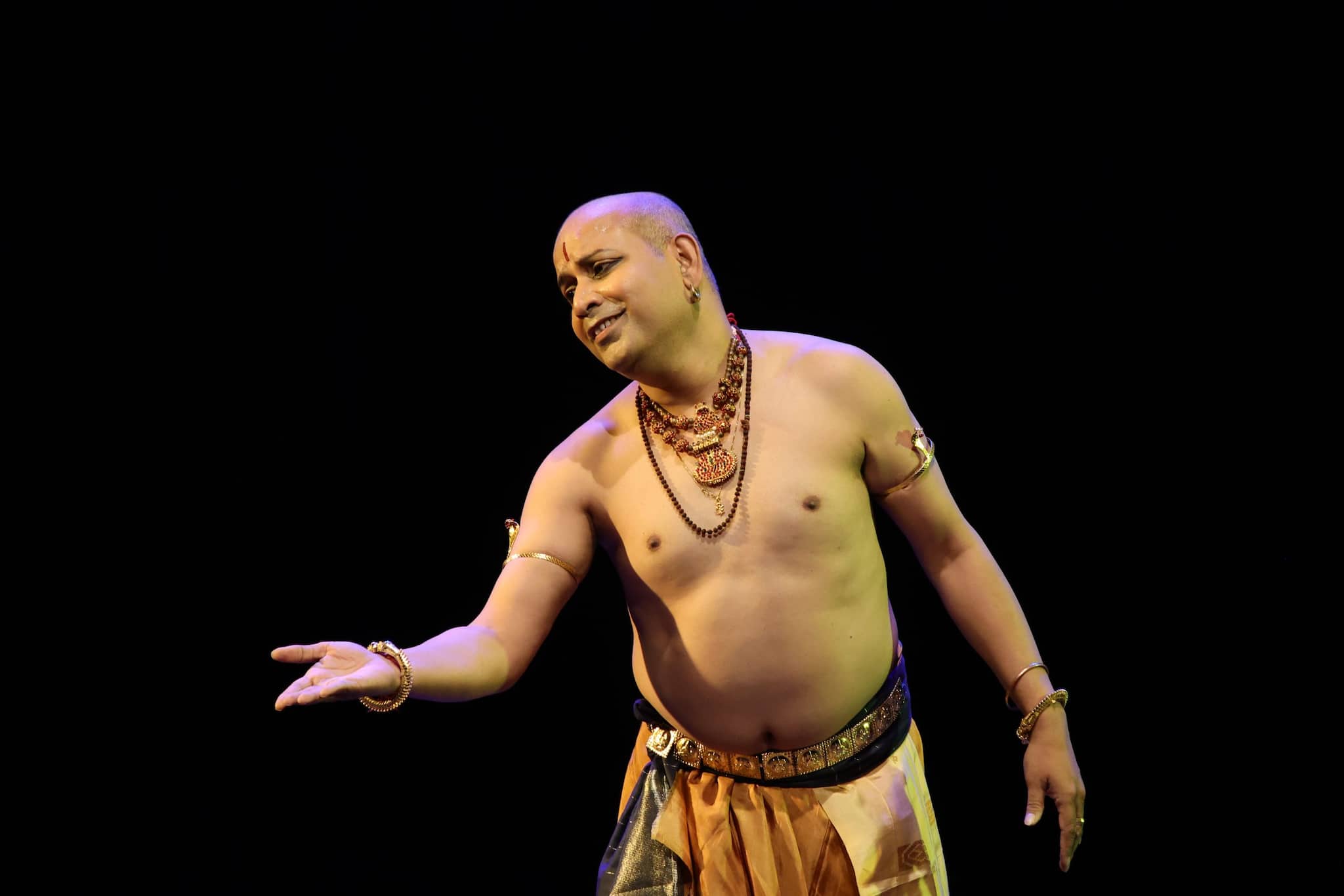 রাজদীপ বন্দ্যোপাধ্যায়ের সুরারোপিত ‘স্থাপনা’ মা ও ছেলের কথোপকথনের মাধ্যমে রামায়ণের ভরত চরিত্রকে নতুন দৃষ্টিতে তুলে ধরে। এখানে ভরত কেবল পৌরাণিক নন, তিনি এক প্রশ্নমুখর মানবিক সত্তা—যিনি ভালবাসা, আনুগত্য ও ন্যায়বোধের দ্বন্দ্বে অবস্থান করেন।