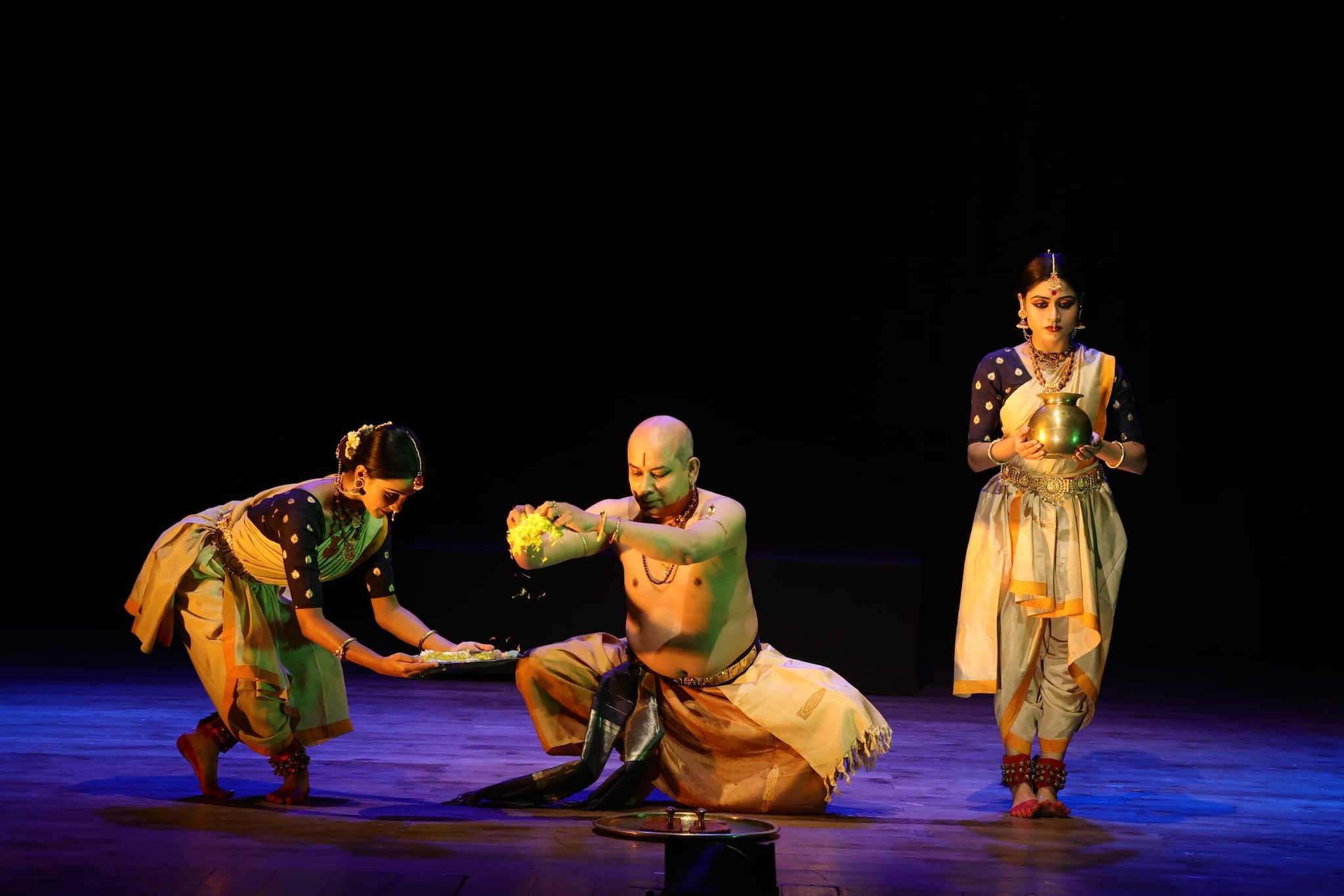 ‘স্থাপনা’-য় রামকে কেবল ঐতিহাসিক বা ঐশ্বরিক প্রতিমূর্তি হিসেবে উপস্থাপন করা হয়নি। এখানে রাম এক অনুভূতি—ভরতের অন্তর্গত নৈতিক দিশারি। এই ব্যাখ্যায় ভরত ও রাম আলাদা নন; ভরতের বিবেক, সংযম ও যন্ত্রণার মধ্যেই রামের উপস্থিতি প্রতিফলিত হয়।