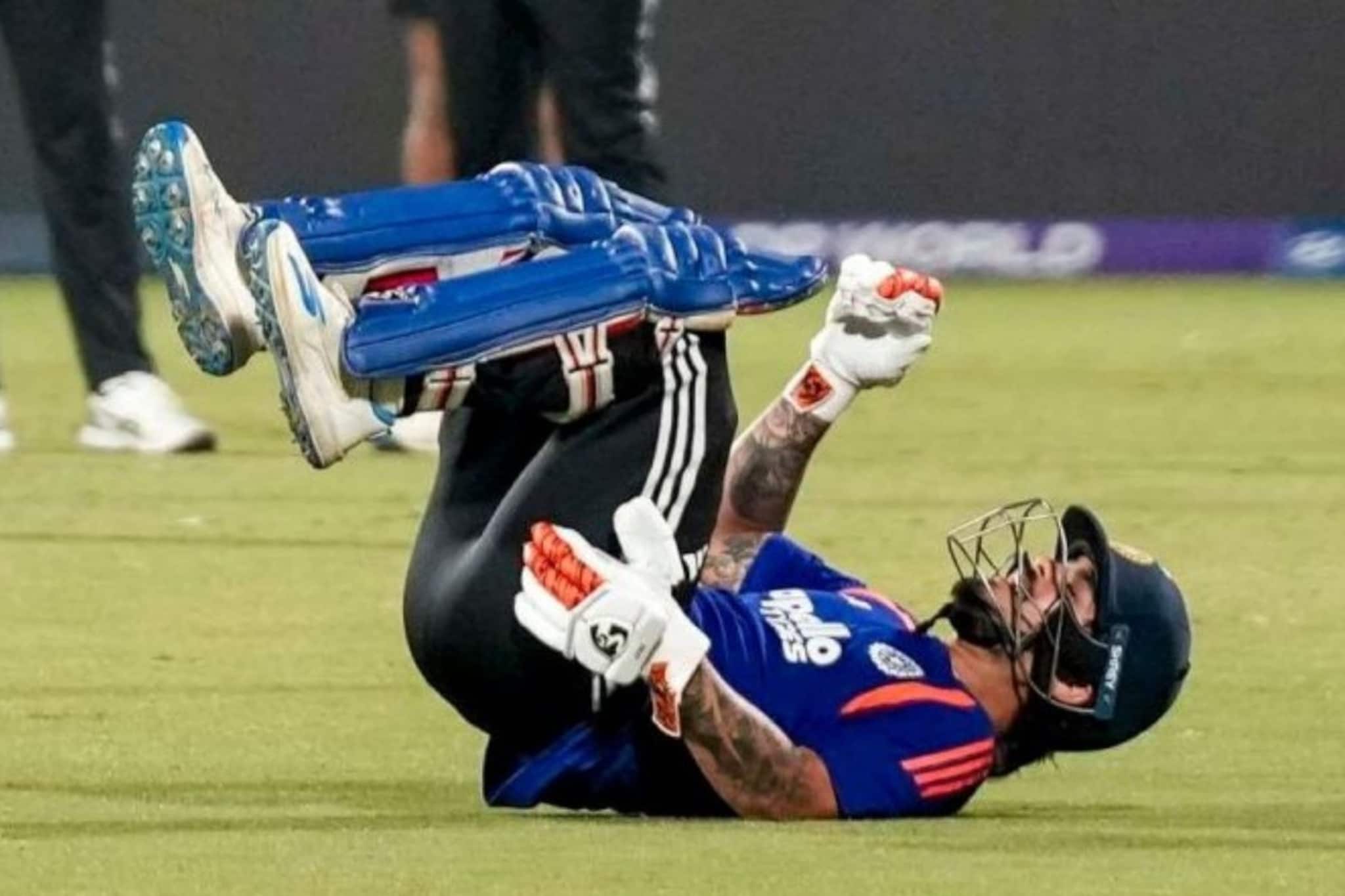 মাঠে লুটিয়ে পড়লেন ইশান কিশান! ভারতীয় দলে ফের চোট! আজ কি খেলবেন তারকা উইকেটকিপার-ব্যাটার?