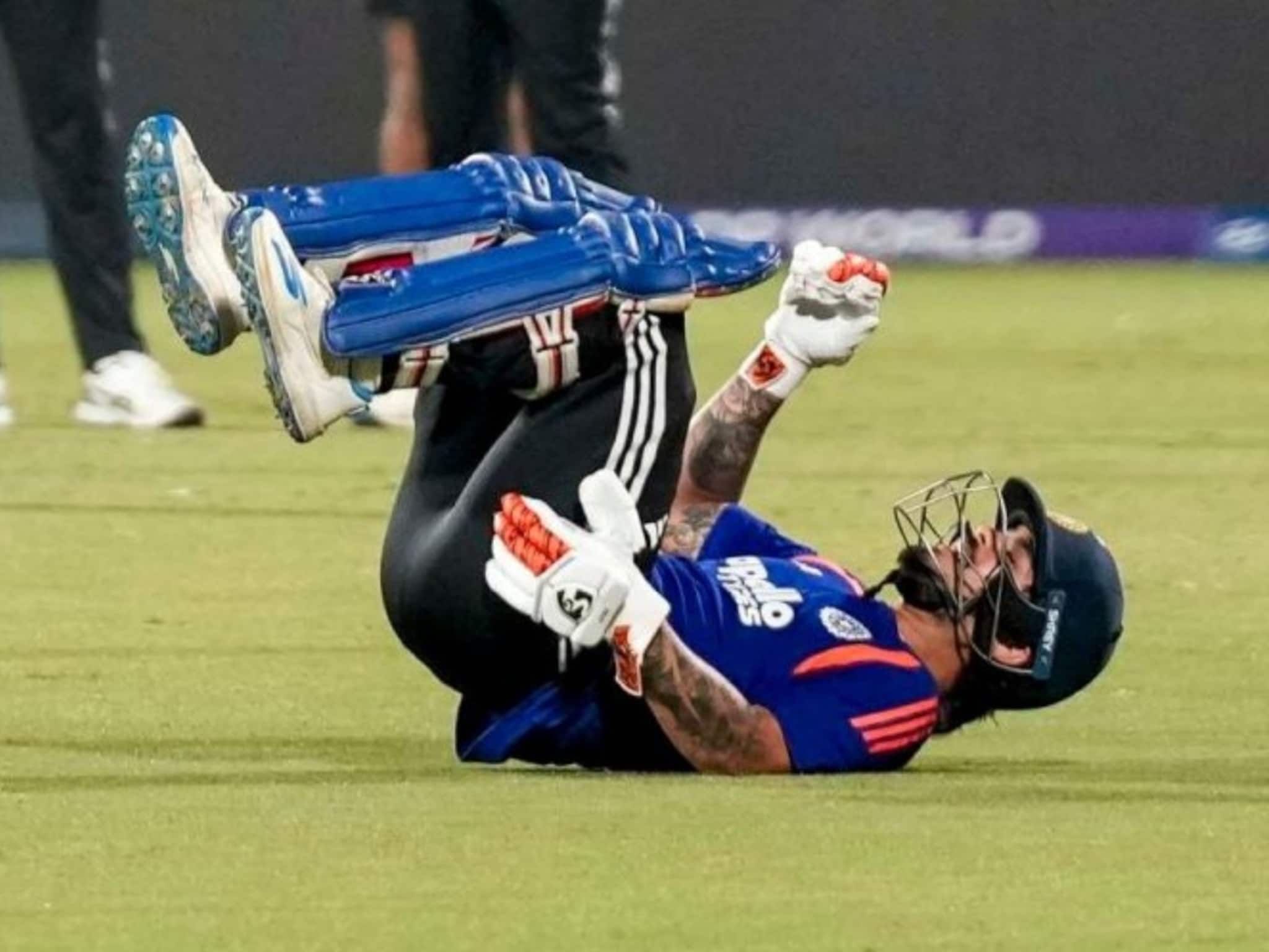 মাঠে লুটিয়ে পড়লেন ইশান কিশান! ভারতীয় দলে ফের চোট! আজ কি খেলবেন তারকা উইকেটকিপার-ব্যাটার?