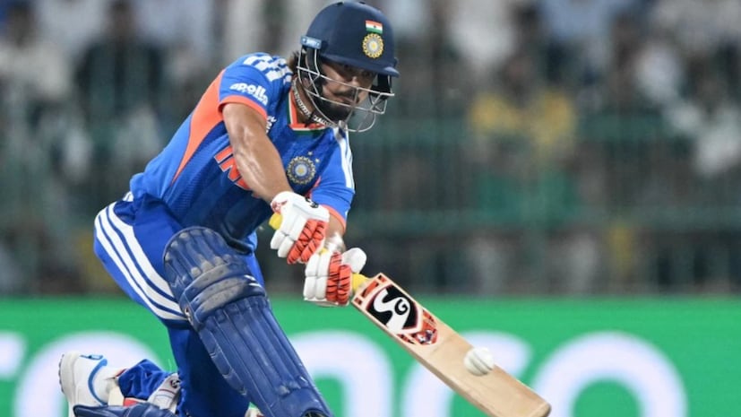 ভারতের তারকা উইকেটকিপার ব্যাটার ঈশান কিশন বর্তমানে দুর্দান্ত ফর্মে রয়েছেন। চলতি আইসিসি পুরুষদের টি২০ বিশ্বকাপ ২০২৬-এ তিনি দলের হয়ে সবচেয়ে বেশি রান সংগ্রহ করেছেন এবং ওপেনিংয়ে নেমে ধারাবাহিকভাবে ঝড় তুলছেন। তাঁর আগ্রাসী ব্যাটিং প্রতিপক্ষ বোলারদের চাপে ফেলছে। ভারতের তারকা উইকেটকিপার ব্যাটার ঈশান কিশন বর্তমানে দুর্দান্ত ফর্মে রয়েছেন। চলতি আইসিসি পুরুষদের টি২০ বিশ্বকাপ ২০২৬-এ তিনি দলের হয়ে সবচেয়ে বেশি রান সংগ্রহ করেছেন এবং ওপেনিংয়ে নেমে ধারাবাহিকভাবে ঝড় তুলছেন। তাঁর আগ্রাসী ব্যাটিং প্রতিপক্ষ বোলারদের চাপে ফেলছে।