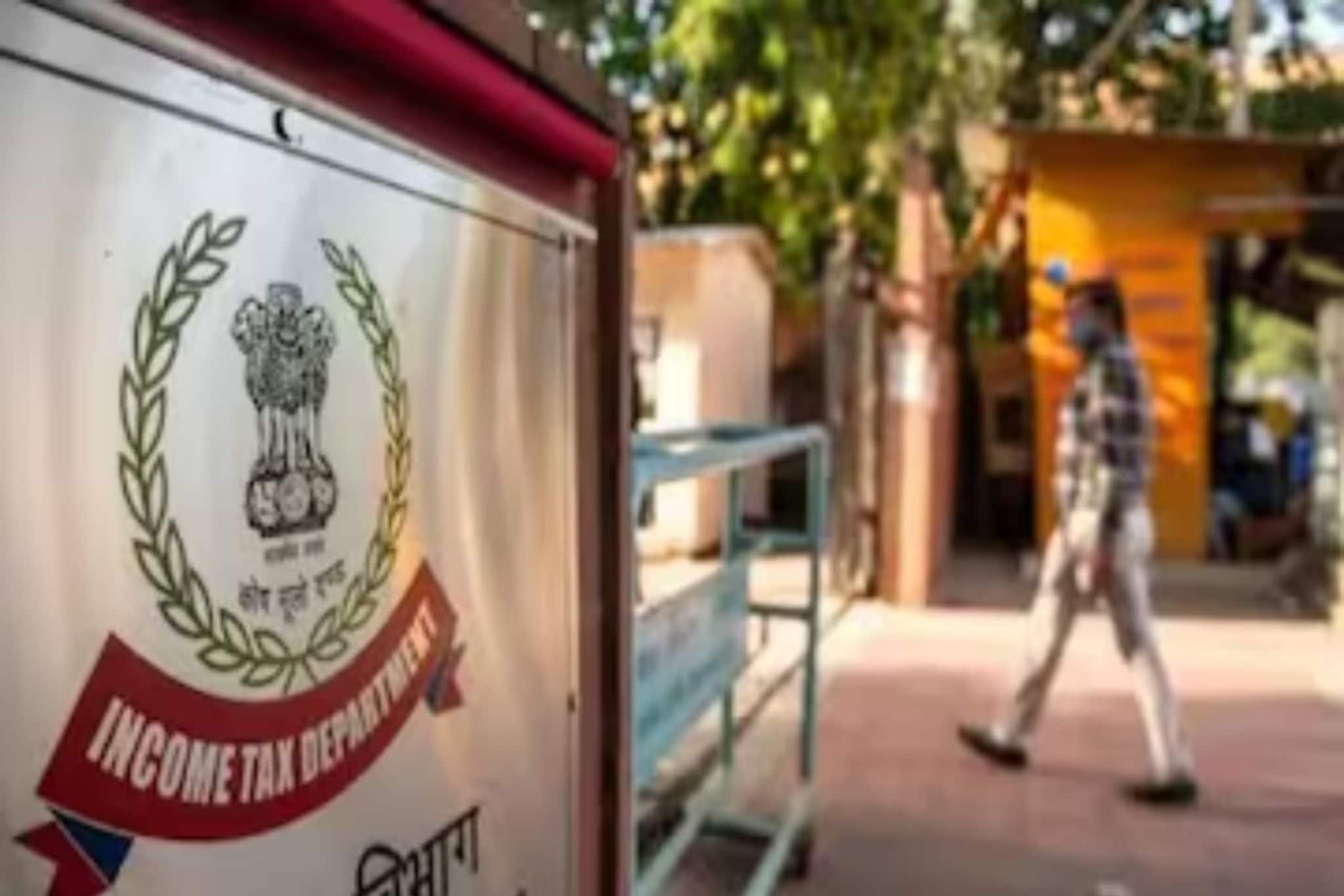 সোম সকালে কলকাতায় আয়কর হানা! রাজ্যে ৮ জায়গায় তল্লাশি, নজরে কোন নামী ব্যবসায়ী?