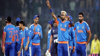 কলকাতা: বৃহস্পতিবার অরুণ জেটলি স্টেডিয়ামে অনুষ্ঠিত এক রোমাঞ্চকর ম্যাচে ভারত নামিবিয়ার বিপক্ষে ৯৩ রানে জয়লাভ করে যা ভারতের টি টোয়েন্টি বিশ্বকাপে সবচেয়ে বড় ব্যবধানে জয়৷ সেই ম্যাচে নায়ক ইশান কিষাণ মাত্র ২৪ বলে ৫টি ছক্কা এবং ৬টি চারের সাহায্যে দ্রুতগতির ৬১ রান করেন।