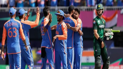 কলকাতা: ভারত ও পাকিস্তানের মধ্যে টি-টোয়েন্টি বিশ্বকাপের সবচেয়ে বড় লড়াই এখন দ্বারপ্রান্তে। ১৫ ফেব্রুয়ারি, কলম্বোর আর. প্রেমাদাসা স্টেডিয়াম এমন একটি ম্যাচের সাক্ষী হবে যা কেবল ক্রিকেটের খেলা নয় বরং লক্ষ লক্ষ মানুষের আবেগঘন অভিব্যক্তির সাক্ষী হবে। ভারত এবং পাকিস্তানের মধ্যে এই হাই-ভোল্টেজ গ্রুপ এ ম্যাচটি নানা দিক থেকে ঐতিহাসিক হতে চলেছে। বর্তমান চ্যাম্পিয়ন ভারত ইতিমধ্যেই এই বিশ্বকাপে টানা দু'টি জয় পেয়েছে।