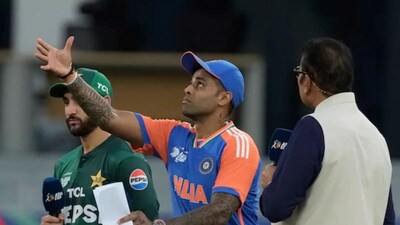 কলকাতা: U Turn- এই শব্দটাই এখন পাকিস্তান ক্রিকেট বোর্ডের মূল চিন্তার বিষয়৷ যেভাবে ভারতের বিরুদ্ধে টি টোয়েন্টি বিশ্বকাপের ম্যাচ না খেলার সিদ্ধান্ত নিয়েছিল এখন কোন অঙ্কে সেই সিদ্ধান্ত বদলাবে তারই পথ খুঁজছে৷ সূত্রের মারফত পাওয়া তথ্য অনুসারে  পাকিস্তান ক্রিকেট বোর্ড  বা পিসিবি আবারও তার সরকারের কাছ থেকে পরামর্শ চাইতে পারে যাতে শ্রীলঙ্কা বোর্ডের আপিলের বিষয়ে সিদ্ধান্ত নেওয়া যায়। ১৫ ফেব্রুয়ারি কলম্বোতে ভারতের বিরুদ্ধে টি-টোয়েন্টি বিশ্বকাপের ম্যাচটি অনুষ্ঠিত হবে, যে ম্যাচ বয়কটের বিষয়টি পুনর্বিবেচনা করার জন্য বলা হয়েছে।