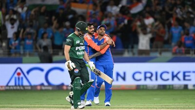 নয়াদিল্লি: হঠাৎ করেই খেলার নতুন প্যাঁচ৷ পাকিস্তান ভারতের বিরুদ্ধে টি টোয়েন্টি বিশ্বকাপে ভারতের বিরুদ্ধে ম্যাচ বয়কট সিদ্ধান্ত থেকে সরে আসার পর পারিপাশ্বির্ক পরিস্থিতির চাপে খেলতে বাধ্য হয়৷ যেটা ভারতের জয় হিসেবে দেখা হচ্ছিল কিন্তু হঠাৎ করেই নতুন একটা খেলা শুরু হল৷ ভারত ও পাকিস্তানের মধ্যে যেভাবে উত্তেজনা জারি আছে তার জেরে ভারতীয় ক্রিকেট ফ্যানরা বড় ধাক্কা খেতে চলেছে৷ জানা গেছে যে ভবিষ্যতের আইসিসি টুর্নামেন্টগুলি ভারত থেকে সরিয়ে নেওয়া হতে পারে। অস্ট্রেলিয়ান সংবাদপত্র "দ্য এজ"-এর একটি প্রতিবেদন অনুসারে, ভারত ও পাকিস্তান একে অপরের দেশে খেলতে অস্বীকার করে৷ এর ফলে উদ্ভূত লজিস্টিকাল সমস্যা এড়াতে আইসিসি ২০২৯ সালের চ্যাম্পিয়ন্স ট্রফি এবং ২০৩১ সালের ওয়ানডে বিশ্বকাপ ভারতের বাইরে সরিয়ে নেওয়ার কথা ভাবনা চিন্তা করছে৷