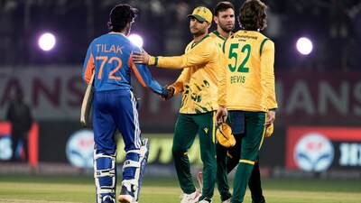 কলকাতা: অল উইন- এই ট্যাগ নিয়ে সুপার এইটে পৌঁছেছিল ভারতীয় ক্রিকেট দল৷ কিন্তু লজ্জার পারফরম্যান্স দেখা গেল দক্ষিণ আফ্রিকার বিরুদ্ধে সুপার এইটের প্রথম ম্যাচে৷ নরেন্দ্র মোদি স্টেডিয়ামে দক্ষিণ আফ্রিকা ভারতকে ৭৬ রানে হারিয়েছে। ১৮৮ রানের লক্ষ্য তাড়া করতে নেমে বিস্ফোরক ভারতীয় দল ১৮.৫ ওভারে মাত্র ১১১ রানে অলআউট হয়ে যায়।