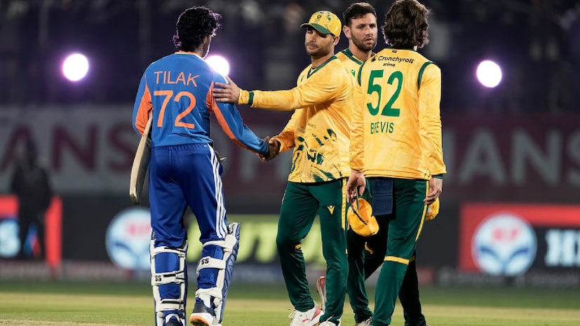 কলকাতা: অল উইন- এই ট্যাগ নিয়ে সুপার এইটে পৌঁছেছিল ভারতীয় ক্রিকেট দল৷ কিন্তু লজ্জার পারফরম্যান্স দেখা গেল দক্ষিণ আফ্রিকার বিরুদ্ধে সুপার এইটের প্রথম ম্যাচে৷ নরেন্দ্র মোদি স্টেডিয়ামে দক্ষিণ আফ্রিকা ভারতকে ৭৬ রানে হারিয়েছে। ১৮৮ রানের লক্ষ্য তাড়া করতে নেমে বিস্ফোরক ভারতীয় দল ১৮.৫ ওভারে মাত্র ১১১ রানে অলআউট হয়ে যায়। কলকাতা: অল উইন- এই ট্যাগ নিয়ে সুপার এইটে পৌঁছেছিল ভারতীয় ক্রিকেট দল৷ কিন্তু লজ্জার পারফরম্যান্স দেখা গেল দক্ষিণ আফ্রিকার বিরুদ্ধে সুপার এইটের প্রথম ম্যাচে৷ নরেন্দ্র মোদি স্টেডিয়ামে দক্ষিণ আফ্রিকা ভারতকে ৭৬ রানে হারিয়েছে। ১৮৮ রানের লক্ষ্য তাড়া করতে নেমে বিস্ফোরক ভারতীয় দল ১৮.৫ ওভারে মাত্র ১১১ রানে অলআউট হয়ে যায়।