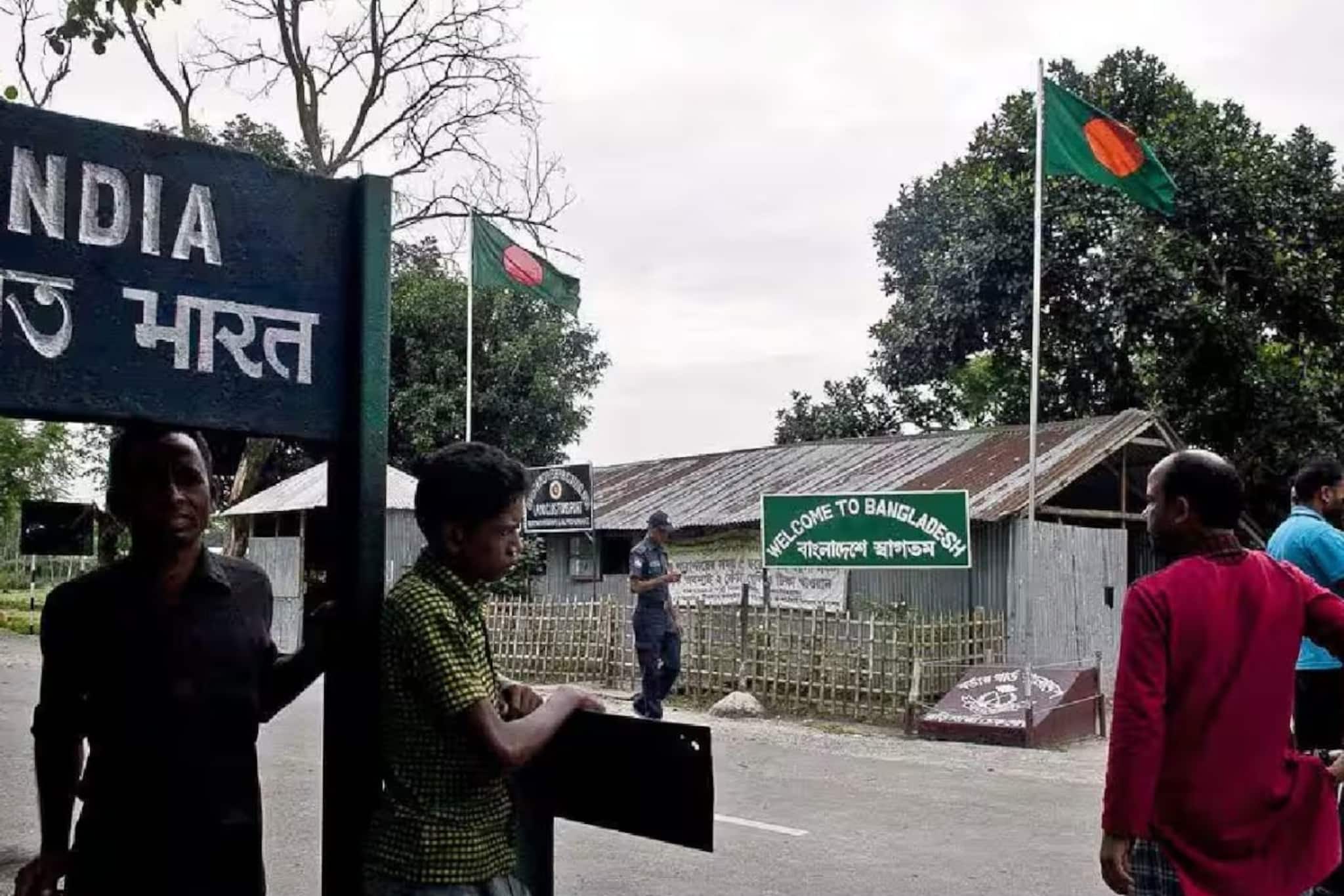 চোরা পথে সীমান্ত পেরোতে গিয়ে বাগদায় আটক তিন বাংলাদেশি মহিলা চোরা পথে সীমান্ত পেরোতে গিয়ে বাগদায় আটক তিন বাংলাদেশি মহিলা