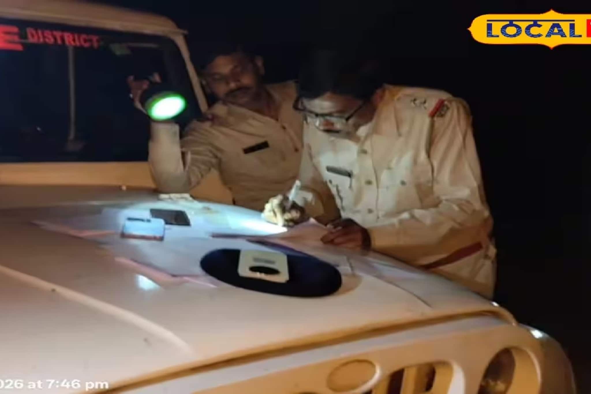 সূর্য ডুবতেই ভয়ঙ্কর কাণ্ড নদিয়া সীমান্তে! যুবকের পিঠে সামান্য ব্যাগ, কিন্তু ভিতরে কী ছিল? সূর্য ডুবতেই ভয়ঙ্কর কাণ্ড নদিয়া সীমান্তে! যুবকের পিঠে সামান্য ব্যাগ, কিন্তু ভিতরে কী ছিল?