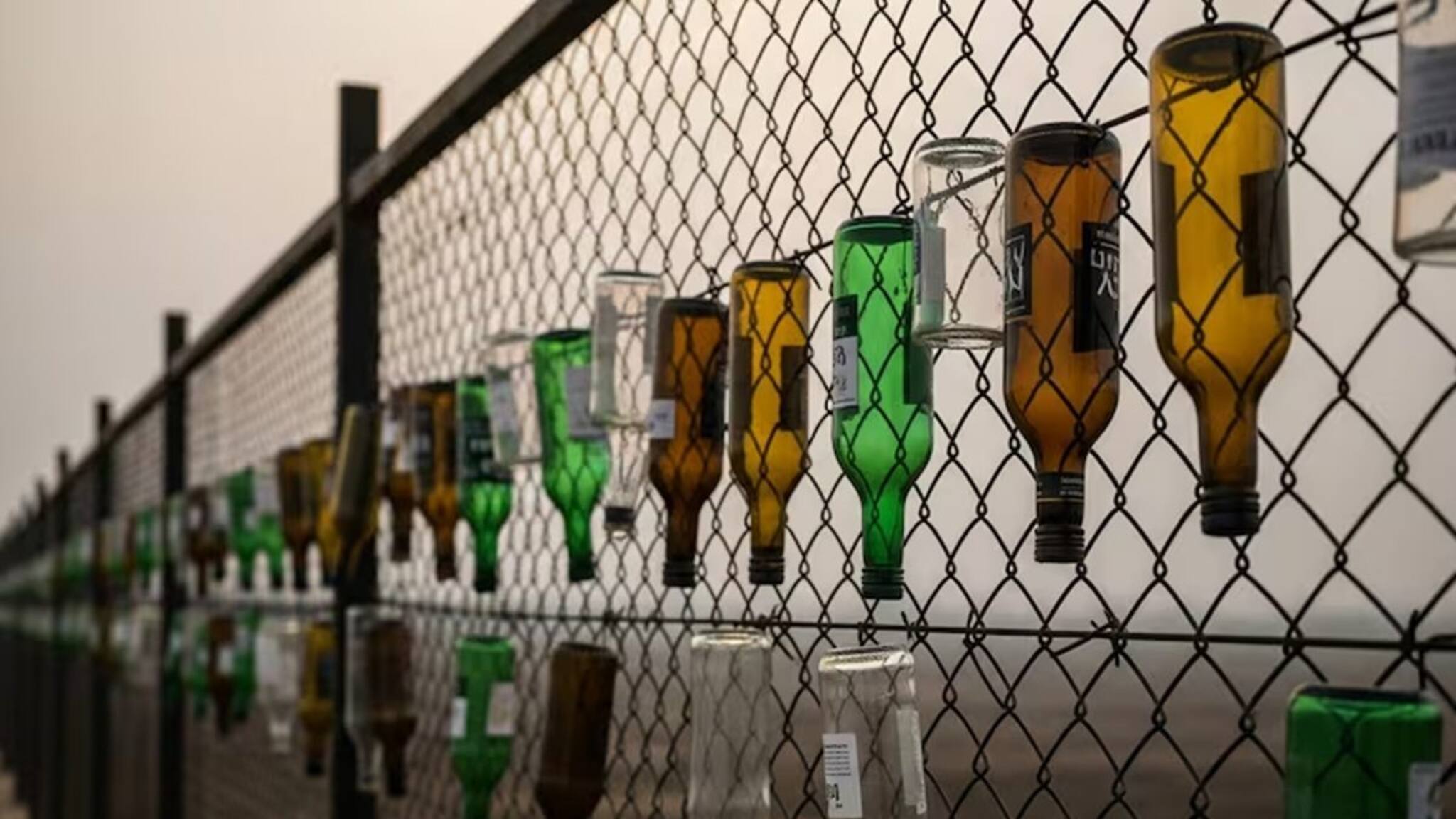 ভারত-পাকিস্তান সীমান্তে এই কাচের বোতলগুলি কেন ঝোলানো থাকে? এর ফলে সেনাদের কী বুঝতে সুবিধা হয়, জানুন