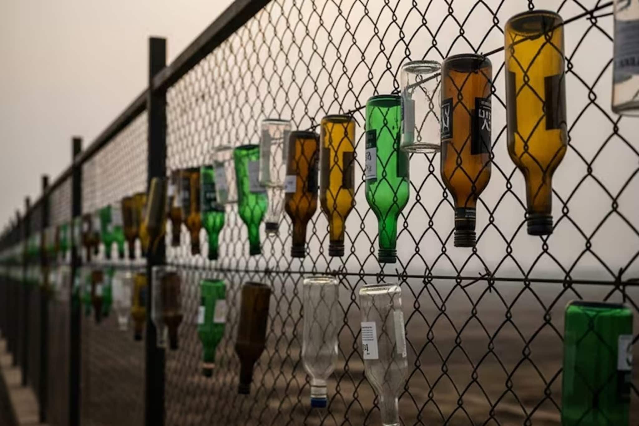 ভারত-পাক সীমান্তে এই কাচের বোতলগুলি কেন ঝোলানো থাকে? এর ফলে সেনাদের কী বুঝতে সুবিধা হয়?