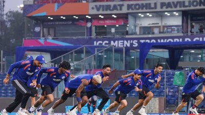 IND vs SA Playing 11: ২০২৬ সালের টি-টোয়েন্টি বিশ্বকাপের সুপার ৮ পর্বের খেলায় ভারতের প্রথম প্রতিপক্ষ দক্ষিণ আফ্রিকা৷  ভারত তাদের সুপার এইট পর্বের প্রথম ম্যাচটি রবিবার আহমেদাবাদের নরেন্দ্র মোদি স্টেডিয়ামে দক্ষিণ আফ্রিকার বিরুদ্ধে খেলবে। এই হাই-ভোল্টেজ ম্যাচের আগে, ভারতীয় টিম ম্যানেজমেন্ট প্লেয়িং ১১-তে বড় ধরনের পরিবর্তন আনার কথা ভাবছে। সুপার ৮ পর্যায়ে অপরাজিত থাকার পর, টিম ইন্ডিয়া এখন তার সবচেয়ে শক্তিশালী দলকে মাঠে নামাতে চায়। ভারতীয় দলে পরিবর্তনের ইঙ্গিত রয়েছে৷