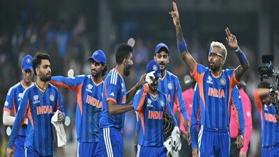 কলকাতা: জয়ের হ্যাটট্রিক দিয়ে ইতিমধ্যেই সুপার এইটে জায়গা করে নিয়েছে টিম ইন্ডিয়া৷ পাকিস্তানকে ৬১ রানের বিশাল হারের ধাক্কা দিয়ে ফুরফুরে মেজাজে সূর্যকুমার যাদব এন্ড কোং৷ এখনও পর্যন্ত আটটি দলের মধ্যে পাঁচটি দল সুপার এইটে নিজেদের জায়গা পাকা করে নিয়েছে৷ কিন্তু ভারত কখন-কাদের সঙ্গে খেলছে এই বিষয়ে আগাম একটা ধারণা করে নিন৷ ভারতের বিরুদ্ধে যারা খেলবে তাদের রূপরেখা মোটামুটি স্পষ্টই৷