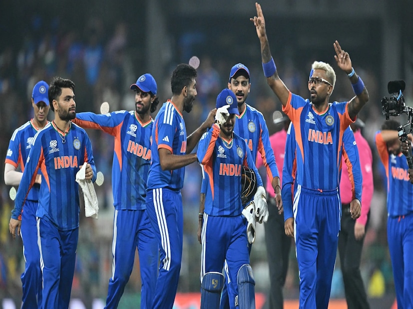 কলকাতা: জয়ের হ্যাটট্রিক দিয়ে ইতিমধ্যেই সুপার এইটে জায়গা করে নিয়েছে টিম ইন্ডিয়া৷ পাকিস্তানকে ৬১ রানের বিশাল হারের ধাক্কা দিয়ে ফুরফুরে মেজাজে সূর্যকুমার যাদব এন্ড কোং৷ এখনও পর্যন্ত আটটি দলের মধ্যে পাঁচটি দল সুপার এইটে নিজেদের জায়গা পাকা করে নিয়েছে৷ কিন্তু ভারত কখন-কাদের সঙ্গে খেলছে এই বিষয়ে আগাম একটা ধারণা করে নিন৷ ভারতের বিরুদ্ধে যারা খেলবে তাদের রূপরেখা মোটামুটি স্পষ্টই৷ কলকাতা: জয়ের হ্যাটট্রিক দিয়ে ইতিমধ্যেই সুপার এইটে জায়গা করে নিয়েছে টিম ইন্ডিয়া৷ পাকিস্তানকে ৬১ রানের বিশাল হারের ধাক্কা দিয়ে ফুরফুরে মেজাজে সূর্যকুমার যাদব এন্ড কোং৷ এখনও পর্যন্ত আটটি দলের মধ্যে পাঁচটি দল সুপার এইটে নিজেদের জায়গা পাকা করে নিয়েছে৷ কিন্তু ভারত কখন-কাদের সঙ্গে খেলছে এই বিষয়ে আগাম একটা ধারণা করে নিন৷ ভারতের বিরুদ্ধে যারা খেলবে তাদের রূপরেখা মোটামুটি স্পষ্টই৷