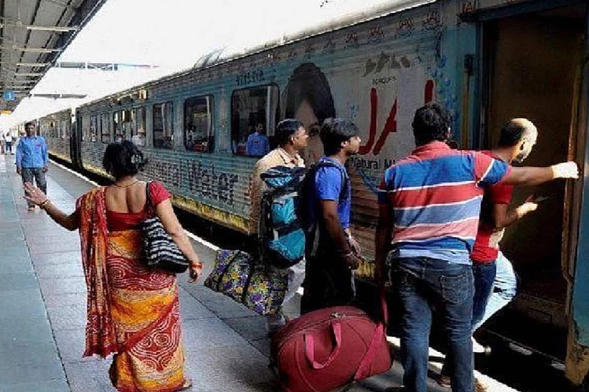 SIR আবহে রেলে যাত্রীদের পরিচয়পত্র পরীক্ষা বাধ্যতামূলক! বাংলাদেশ,নেপাল সীমান্তে এই ব্যবস্থা