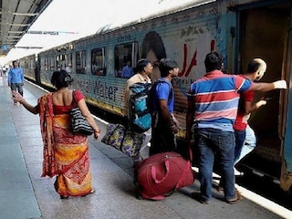 SIR আবহে রেলে যাত্রীদের পরিচয়পত্র পরীক্ষা বাধ্যতামূলক (File Photo)