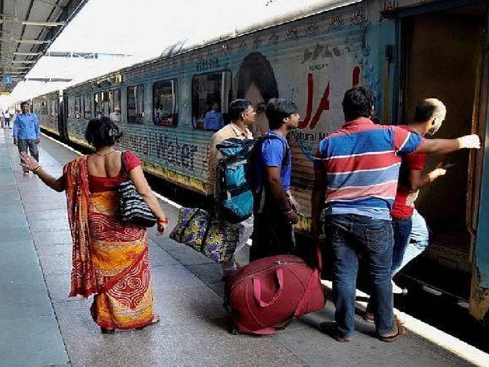 SIR আবহে রেলে যাত্রীদের পরিচয়পত্র পরীক্ষা বাধ্যতামূলক! বাংলাদেশ,নেপাল সীমান্তে এই ব্যবস্থা