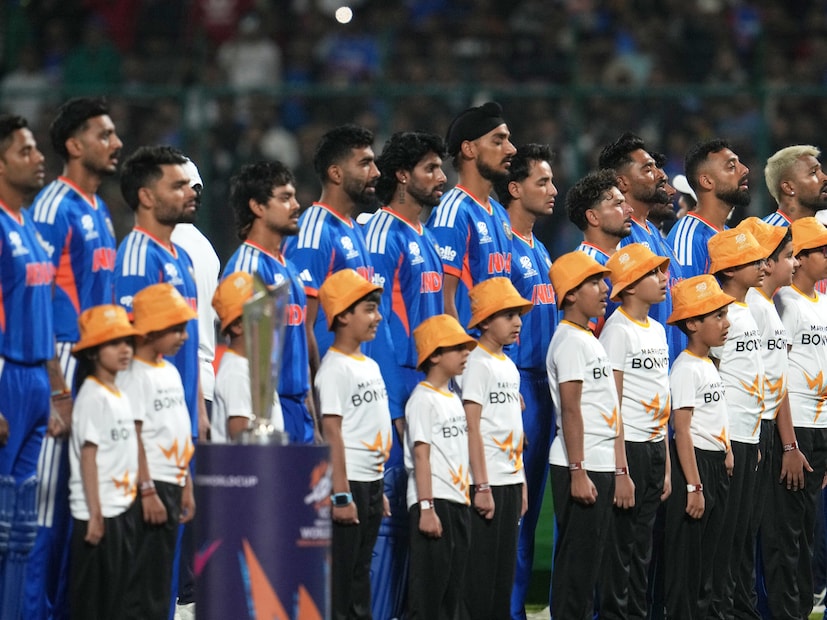 টি-২০ বিশ্বকাপের সুপার এইট-এর ম্যাচে ভারতীয় দল ৭৬ রানে হারল দক্ষিণ আফ্রিকার কাছে। ভারতের সেমিফাইনাল ওঠার অঙ্ক কঠিন। এর পর জিম্বাবোয়ে ও ওয়েস্ট ইন্ডিজের বিরুদ্ধে জিতলেও ভারতের সেমিফাইনাল খেলা যে পাকা তার কোনও গ্যারান্টি নেই। টি-২০ বিশ্বকাপের সুপার এইট-এর ম্যাচে ভারতীয় দল ৭৬ রানে হারল দক্ষিণ আফ্রিকার কাছে। ভারতের সেমিফাইনাল ওঠার অঙ্ক কঠিন। এর পর জিম্বাবোয়ে ও ওয়েস্ট ইন্ডিজের বিরুদ্ধে জিতলেও ভারতের সেমিফাইনাল খেলা যে পাকা তার কোনও গ্যারান্টি নেই।