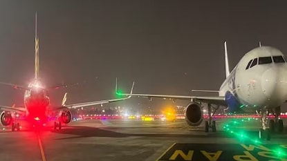 মুম্বই বিমানবন্দরে দুই সংস্থার বিমানের ডানায় সংঘর্ষ মুম্বই বিমানবন্দরে দুই সংস্থার বিমানের ডানায় সংঘর্ষ