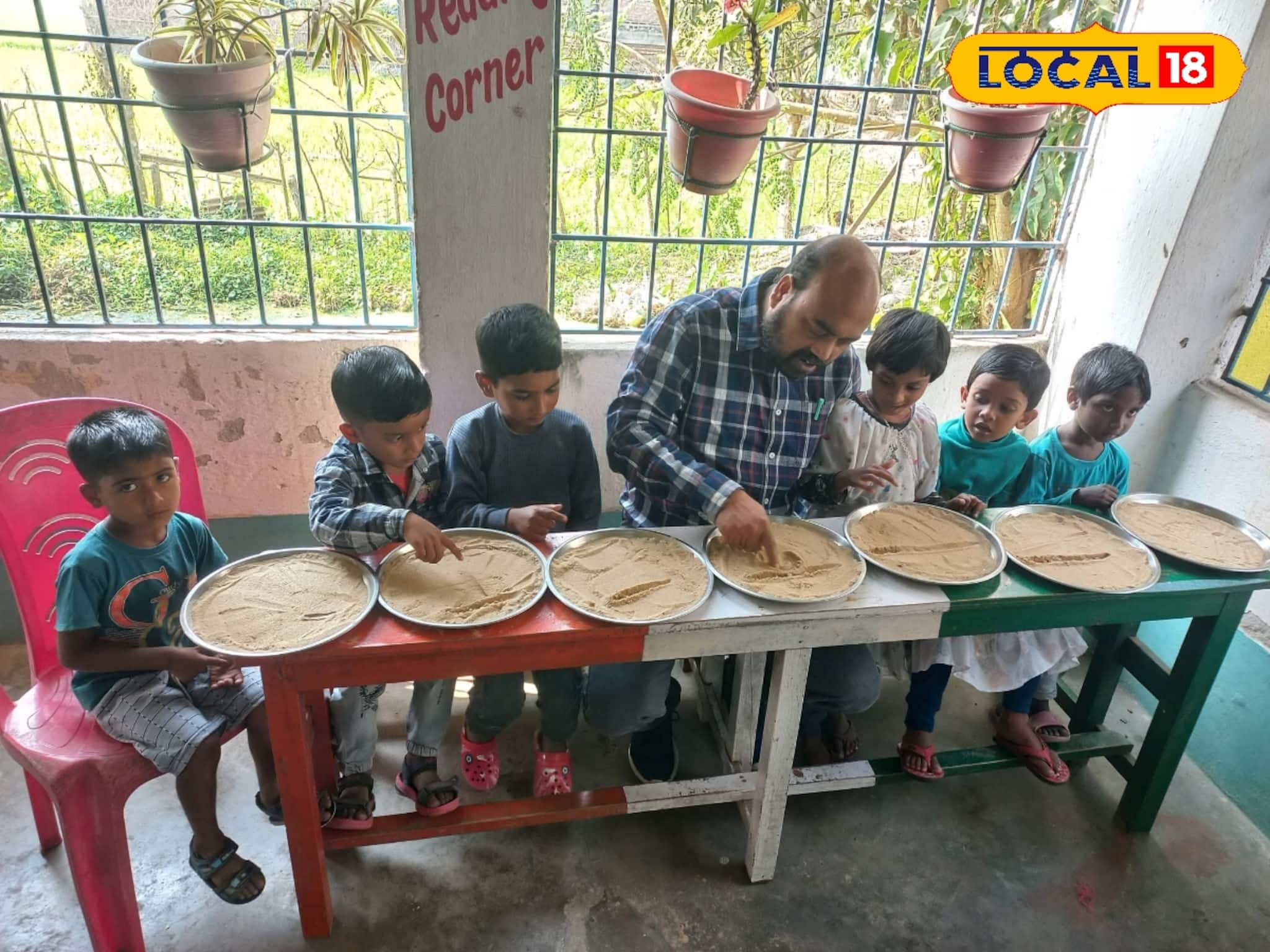 বালি-থালায় বর্ণপরিচয়! নদিয়ার প্রধান শিক্ষকের হাত ধরে খুদেদের পড়াশোনায় এল ম্যাজিক