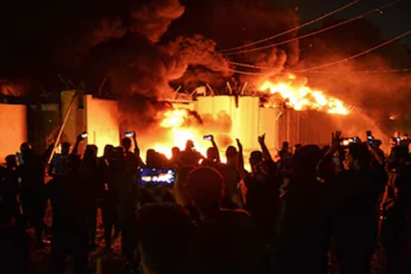 মার্কিন ট্রেজারি সেক্রেটারি স্কট বেসেন্ট সম্প্রতি বলেছেন যে আমেরিকা ইচ্ছাকৃতভাবে ইরানে ডলারের ঘাটতি তৈরি করেছে তেল রফতানিকে লক্ষ্য করে এবং অর্থনৈতিক পতন এবং সরকার বিরোধী বিক্ষোভের সূত্রপাতের জন্য দেশটিকে আর্থিকভাবে বিচ্ছিন্ন করে। ‘অর্থনৈতিক রাষ্ট্রযন্ত্র’ হিসেবে বর্ণনা করা এই কৌশলের ফলে ২০২৫ সালের ডিসেম্বরে ব্যাঙ্কিং ব্যবস্থার পতন, মুদ্রার অবমূল্যায়ন, অতি মুদ্রাস্ফীতি এবং ব্যাপক বিক্ষোভের সৃষ্টি হয়, যার ফলে সরকারি দমন-পীড়নের সময় হাজার হাজার মানুষ মারা যায়। স্কট বেসেন্ট যা বলেছেন: বেসেন্ট প্রকাশ করেছেন যে ওয়াশিংটন ইচ্ছাকৃতভাবে ইরানে 'ডলারের ঘাটতি' তৈরি করেছে তাদের মুদ্রা 'রিয়াল' ধ্বংস করার জন্য এবং মানুষকে রাস্তায় নামতে বাধ্য করার জন্য। (File Image: AFP) মার্কিন ট্রেজারি সেক্রেটারি স্কট বেসেন্ট সম্প্রতি বলেছেন যে আমেরিকা ইচ্ছাকৃতভাবে ইরানে ডলারের ঘাটতি তৈরি করেছে তেল রফতানিকে লক্ষ্য করে এবং অর্থনৈতিক পতন এবং সরকার বিরোধী বিক্ষোভের সূত্রপাতের জন্য দেশটিকে আর্থিকভাবে বিচ্ছিন্ন করে। ‘অর্থনৈতিক রাষ্ট্রযন্ত্র’ হিসেবে বর্ণনা করা এই কৌশলের ফলে ২০২৫ সালের ডিসেম্বরে ব্যাঙ্কিং ব্যবস্থার পতন, মুদ্রার অবমূল্যায়ন, অতি মুদ্রাস্ফীতি এবং ব্যাপক বিক্ষোভের সৃষ্টি হয়, যার ফলে সরকারি দমন-পীড়নের সময় হাজার হাজার মানুষ মারা যায়। স্কট বেসেন্ট যা বলেছেন: বেসেন্ট প্রকাশ করেছেন যে ওয়াশিংটন ইচ্ছাকৃতভাবে ইরানে 'ডলারের ঘাটতি' তৈরি করেছে তাদের মুদ্রা 'রিয়াল' ধ্বংস করার জন্য এবং মানুষকে রাস্তায় নামতে বাধ্য করার জন্য। (File Image: AFP)