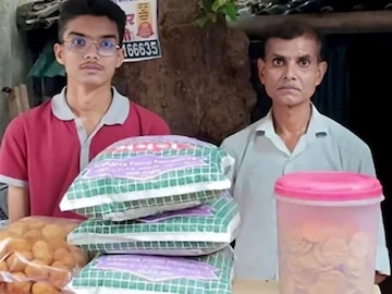 বাবার সঙ্গে ফুচকা বিক্রি, ক্লাস ১১-এ ফেল! JEE-তে তুখোড় ফল করে এখন IIT-তে হর্ষ বাবার সঙ্গে ফুচকা বিক্রি, ক্লাস ১১-এ ফেল! JEE-তে তুখোড় ফল করে এখন IIT-তে হর্ষ