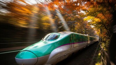 ট্রেন পরিবহণের জন্যই তৈরি হয়েছে, তা সে যাত্রী পরিবহণ হোক অথবা দ্রব্য পরিবহণ। যাত্রী পরিবহণের জন্য ট্রেনগুলিতে আসন থাকে, জানলা থাকে বায়ু চলাচলের জন্য, যাত্রীরা যাতে যাত্রাপথের নৈসর্গিক অভিজ্ঞতা থেকে বঞ্চিত না হন, সেটা নিশ্চিত করাও উদ্দেশ্য তো বটেই! বুলেট ট্রেনও সেই আদলেই তৈরি হয়। কিন্তু একটা ট্রেন তৈরি হল, অথচ তাতে আসন নেই, জানলা নেই, তা কেন হবে? (Photo: AI/Representative Image)