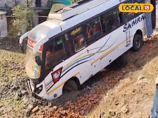 নিয়ন্ত্রণ হারিয়ে চাষের জমিতে বাস 