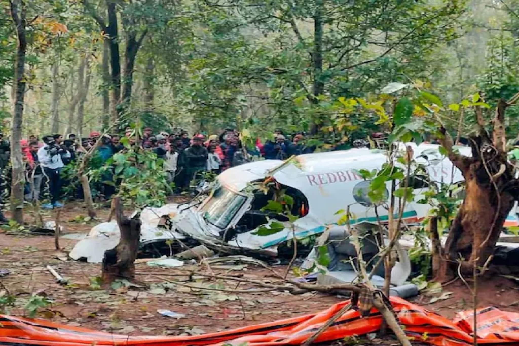 এয়ার অ্যাম্বুলেন্সই কেন হঠাৎ পড়ল খারাপ হাওয়ার কবলে,একই সময়ে ওড়া বাকি ২টি প্লেন কী করল এয়ার অ্যাম্বুলেন্সই কেন হঠাৎ পড়ল খারাপ হাওয়ার কবলে,একই সময়ে ওড়া বাকি ২টি প্লেন কী করল