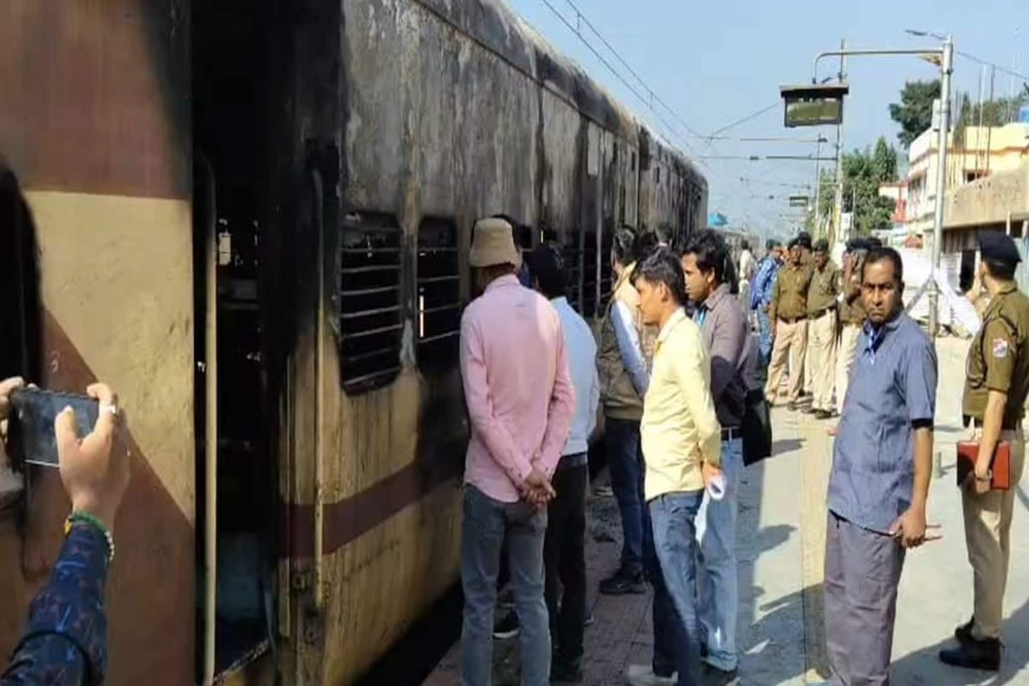 Katwa Station Train Fire Update: শর্ট সার্কিট নয়, কাটোয়া স্টেশনে দাঁড়িয়ে থাকা ট্রেনে আগুন লাগল কীভাবে? উত্তর খুঁজছে রেল