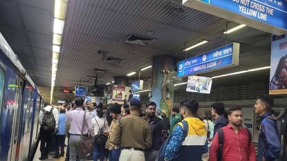 ব্লু লাইনে একের পর এক আত্মহত্যার চেষ্টা ! (Representative Image) ব্লু লাইনে একের পর এক আত্মহত্যার চেষ্টা ! (Representative Image)