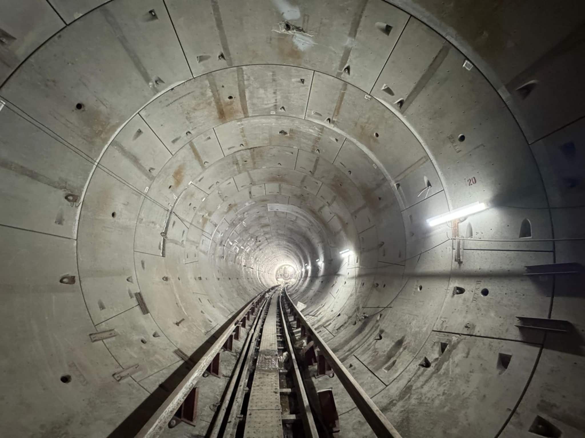 বিনা বাধায় মেট্রোর সুড়ঙ্গ খনন হল রেসকোর্স পর্যন্ত, জোকা-এসপ্ল্যানেড মেট্রোর কাজ এগোচ্ছে বিনা বাধায় মেট্রোর সুড়ঙ্গ খনন হল রেসকোর্স পর্যন্ত, জোকা-এসপ্ল্যানেড মেট্রোর কাজ এগোচ্ছে