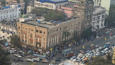 রাত ও দিনের তাপমাত্রা স্বাভাবিকের নীচে রয়েছে। আরও দু’দিন শীতের আমেজ বজায় থাকবে। সকালে ও রাতে শীতের আমেজ চলবে তারপরেও। দিনে শীতের অনুভূতি কার্যত উধাও থাকবে। উইকেন্ডে সর্বনিম্ন তাপমাত্রা দু থেকে তিন ডিগ্রি সেলসিয়াস বাড়তে পারে। তাপমাত্রার ওঠানামায় কিছু জেলায় হালকা কুয়াশার সম্ভাবনা রয়েছে।