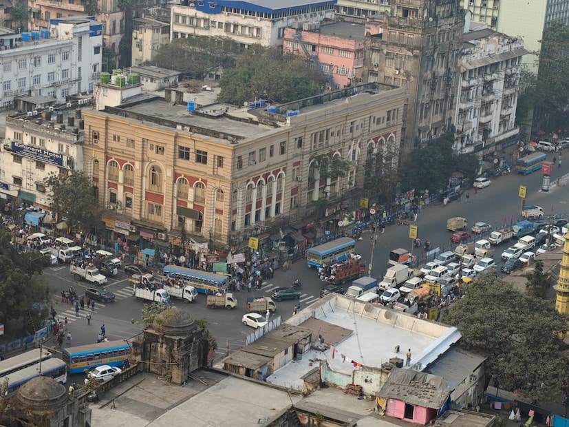 সকালে ও রাতে শীতের হালকা আমেজ। দিনে শীতের অনুভূতি কমবে। আগামী সপ্তাহে সর্বনিম্ন তাপমাত্রা আরও ২ ডিগ্রি সেলসিয়াস বাড়তে পারে। দিনের বেলায় শীত কার্যত উধাও হবে। উত্তর-পশ্চিমের শীতল হাওয়া না থাকলেও শুষ্ক হাওয়া থাকবে। দখিনা বাতাসের দাপট এখনই বাড়ছে না। এমনটাই জানিয়েছে আবহাওয়া দফতর ৷ সকালে ও রাতে শীতের হালকা আমেজ। দিনে শীতের অনুভূতি কমবে। আগামী সপ্তাহে সর্বনিম্ন তাপমাত্রা আরও ২ ডিগ্রি সেলসিয়াস বাড়তে পারে। দিনের বেলায় শীত কার্যত উধাও হবে। উত্তর-পশ্চিমের শীতল হাওয়া না থাকলেও শুষ্ক হাওয়া থাকবে। দখিনা বাতাসের দাপট এখনই বাড়ছে না। এমনটাই জানিয়েছে আবহাওয়া দফতর ৷