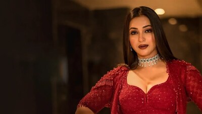 কলকাতা: টলিউডে এখন দারুণ সময় যাচ্ছে কৌশানী মুখোপাধ্যায়ের৷ একের পর এক বক্সঅফিসে সফল কাজই শুধু নয়, অভিনেত্রী হিসেবেও নিজের জায়গা করে নিচ্ছেন কৌশানী মুখোপাধ্যায়৷ তিনি নিজে জানাচ্ছেন অবীরের বিপরীতে অভিনয় করতে চান তিনি৷ অন্যদিকে ভাল চরিত্র পেলে দেবের সঙ্গেও ফের স্ক্রিন শেয়ার করতে চান তিনি৷ জানিয়েছেন তাঁদের অনস্ক্রিন দেখতে ভালই লাগে৷ এদিকে এবার মৃগয়া ১.৫-এ দর্শকরা সাক্ষী থাকবেন টানটান থ্রিলারের। কলকাতায় এক রহস্যময় প্রেক্ষাপটে নিজের বাড়িতে নির্যাতিত হয় শ্রেয়াংশী (অনন্যা ভট্টাচার্য)। এই অপরাধের সমাধান করতে মাঠে নামে শোভাবাজার থানার ওসি দেবাঞ্জন দত্ত (ঋত্বিক চক্রবর্তী) ও এস আই জয়িতা সেন (কৌশানী মুখোপাধ্যায়)। তদন্ত করতে নেমে পুলিশ ফোর্স মুখোমুখি হয় রহস্যময় আততায়ীর। অভিরূপ ঘোষের পরিচালনায় এই ছবির অন্য চরিত্রে রয়েছেন অর্পণ ঘোষাল ও মীর। দেবাশিস দত্তের গল্প, অরিত্র বন্দ্যোপাধ্যায়ের চিত্রনাট্য। অতীত, বর্তমান মিলিয়ে এক দারুণ রোমাঞ্চের সফরে পৌঁছে যাবেন দর্শক। দেখুন বাংলা নিউজ ভিডিও (Watch bangla news video)৷