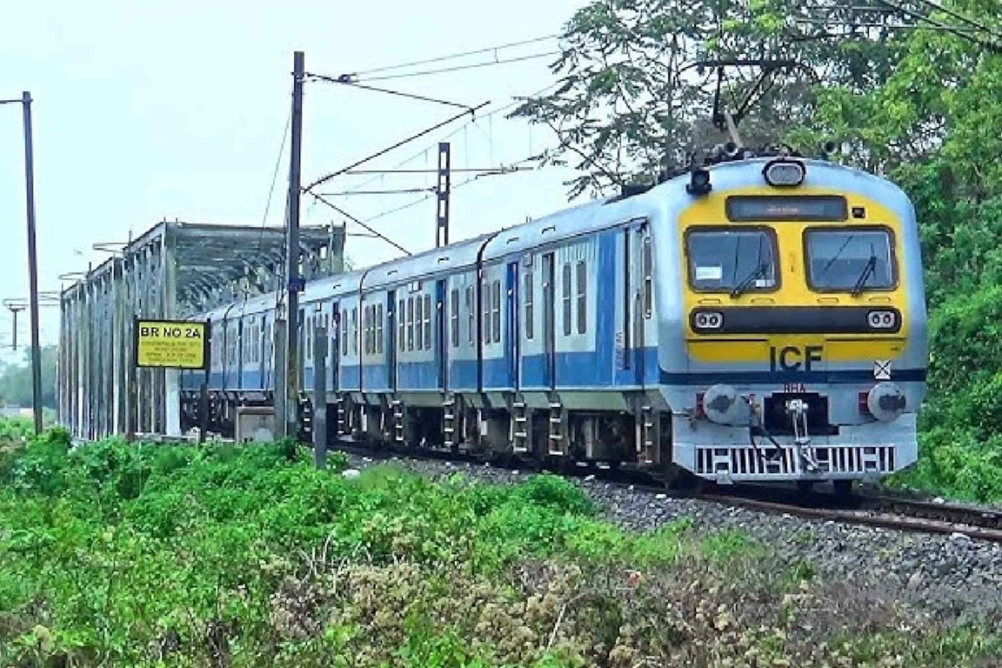 ১ মার্চ গড়াবে না চাকা! লালগোলা-শিয়ালদহ শাখায় বাতিল বহু ট্রেন,দেখুন ক্যানসেল ট্রেনের তালিকা ১ মার্চ গড়াবে না চাকা! লালগোলা-শিয়ালদহ শাখায় বাতিল বহু ট্রেন,দেখুন ক্যানসেল ট্রেনের তালিকা