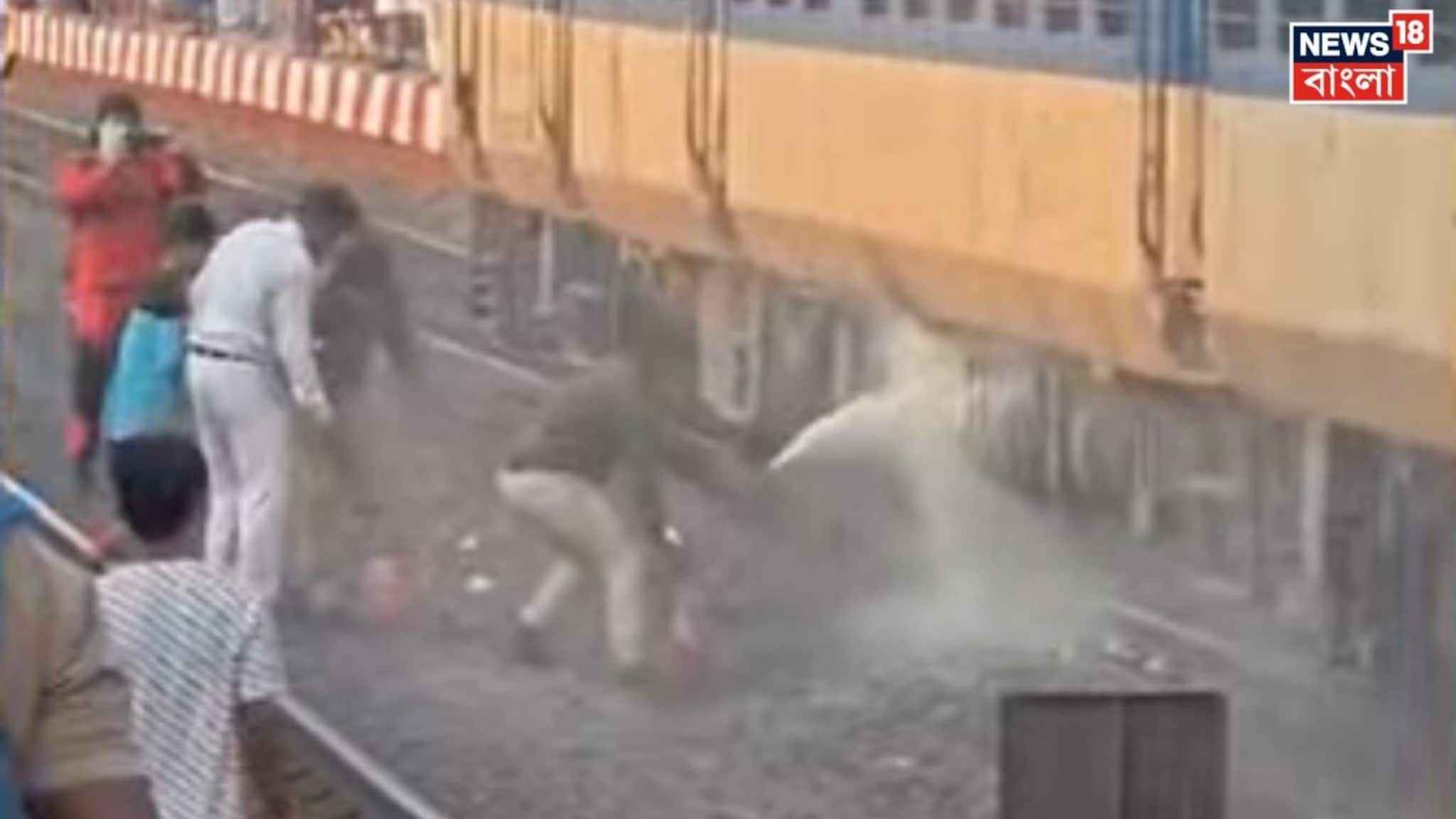 Local Train Fire: বিধাননগর স্টেশনে লোকাল ট্রেনে আগুন, আতঙ্কে হুড়োহুড়ি যাত্রীদের