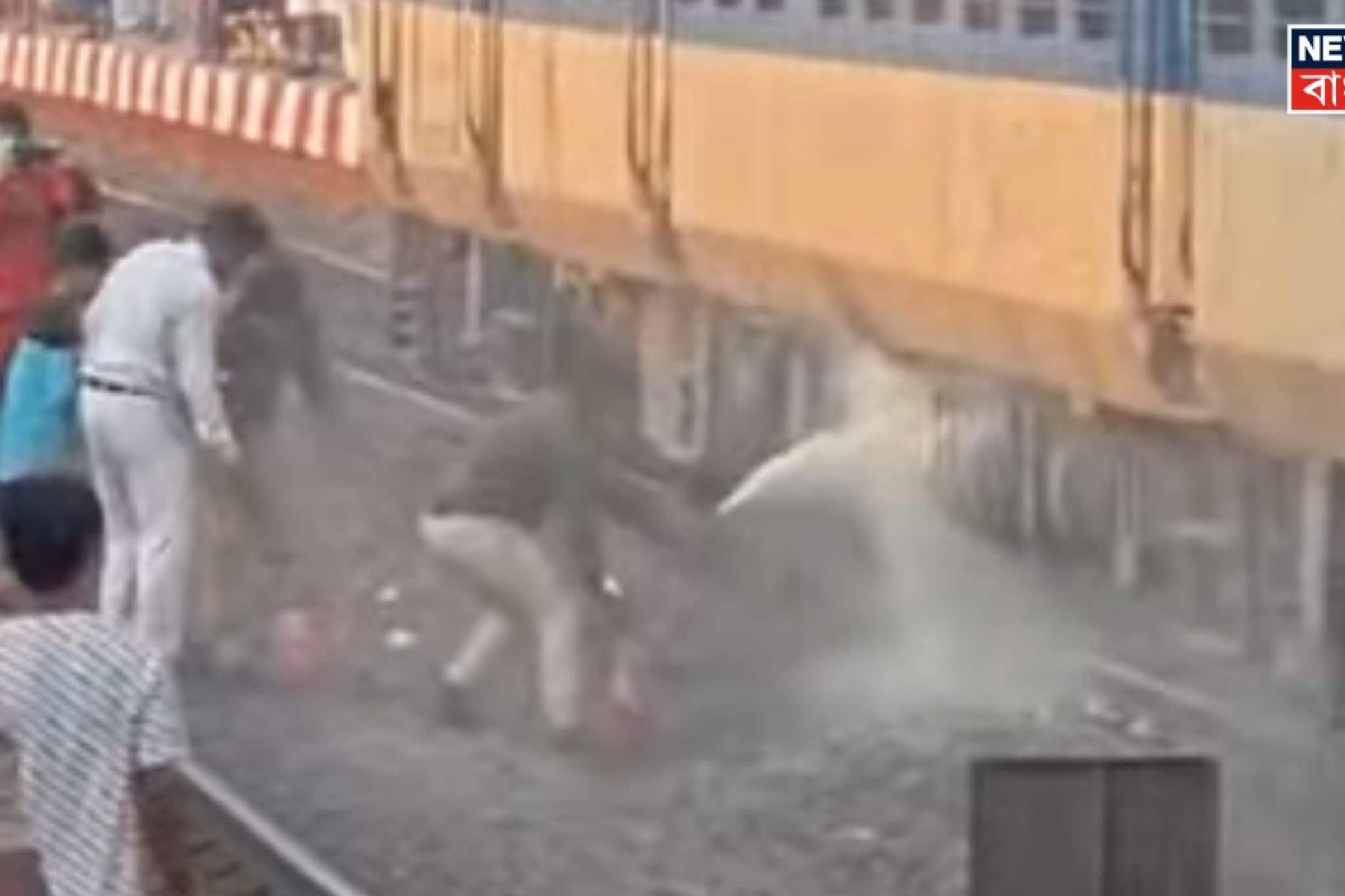 বিধাননগর স্টেশনে লোকাল ট্রেনে আগুন, আতঙ্কে হুড়োহুড়ি যাত্রীদের বিধাননগর স্টেশনে লোকাল ট্রেনে আগুন, আতঙ্কে হুড়োহুড়ি যাত্রীদের