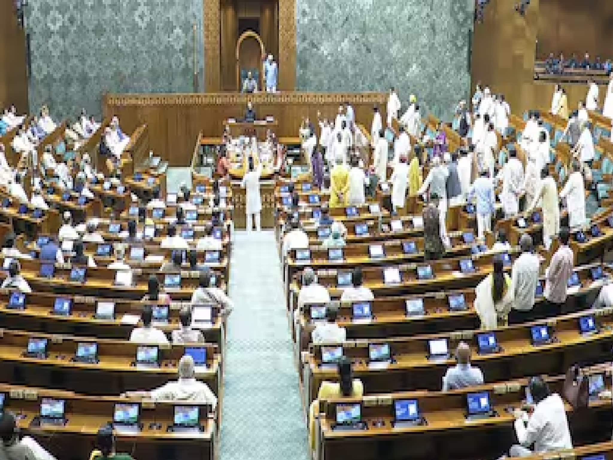 লোকসভায় অচলাবস্থা অব্যাহত! স্পিকার ওম বিড়লার অপসারণ চেয়ে অনাস্থা নোটিস জমা দিল বিরোধীরা