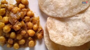 দুর্মূল্যের বাজারে ‘দশ টাকায়’ পেট ভরা খাবার! এই লুচির দোকান এখন আলোচনায়