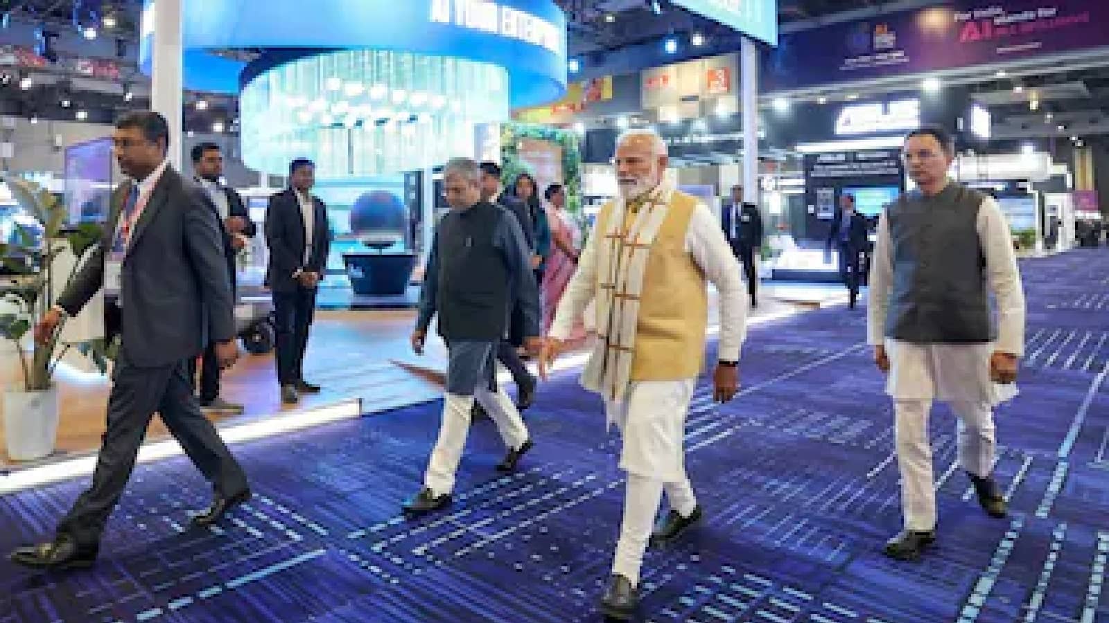 AI employment crisis revealed Modi urges youth to prepare এআই প্রযুক্তির রমরমায় চাকরি সংকট? কী বলছেন মোদি?