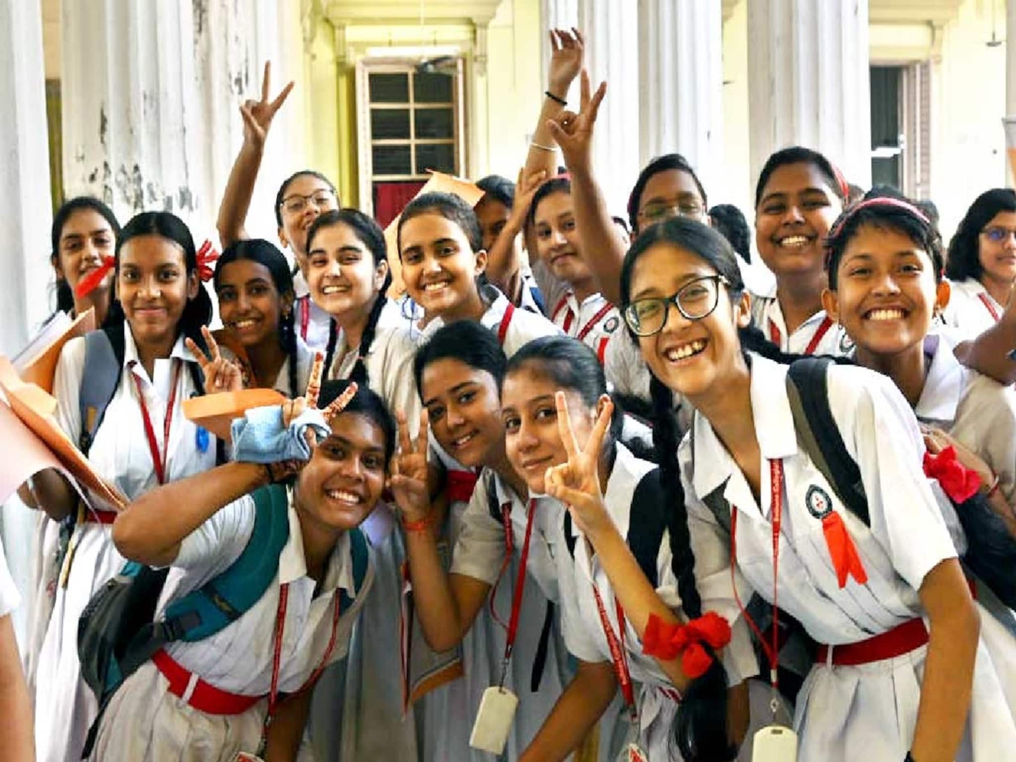 মাধ্যমিকে কড়া নজরদারি পর্ষদের, কোন জিনিস সঙ্গে থাকলে পরীক্ষা বাতিল হবে? রইল হেল্পলাইন