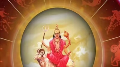 ২০২৬ সালের ২৩ ফেব্রুয়ারি মঙ্গল কুম্ভ রাশিতে প্রবেশ করবে। গ্রহগুলির অধিপতি কুম্ভ রাশিতে শনির প্রবেশের ফলে সূর্য, বুধ, শুক্র এবং রাহু সহ পাঁচটি গ্রহের সংযোগ হবে। এর ফলে কুম্ভ রাশিতে একটি গ্রহ পরিষদ তৈরি হবে, যা জ্যোতিষশাস্ত্রের ভাষায় পঞ্চগ্রহী যোগ নামেও পরিচিত। এর মধ্যে তিনটি ভয়ঙ্কর গ্রহ অন্তর্ভুক্ত থাকবে, যাদের সংযোগকে প্রতিকূল বলে মনে করা হয়, তবে সৌম্য গ্রহও সংযোগে জড়িত থাকবে এবং বৃহস্পতিরও এর শুভ দৃষ্টি থাকবে। এই প্রেক্ষাপটে শনির অধীন রাশিতে মঙ্গলের গমন মেষ রাশিসহ পাঁচটি রাশির জন্য সৌভাগ্যবান হবে। এই গোচরের সময় এই রাশিগুলি জীবনের বিভিন্ন ক্ষেত্রে সাফল্য পেতে পারে। বিস্তারিতভাবে দেখে নেওয়া যাক মঙ্গলের গোচরের প্রভাবে কোন রাশির জাতক জাতিকারা উপকৃত হবেন।