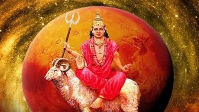 ২৩ ফেব্রুয়ারি, ২০২৬ তারিখে মঙ্গল কুম্ভ রাশিতে প্রবেশ করবেন। মঙ্গলের শনির রাশিতে প্রবেশের ফলে পাঁচটি গ্রহের শুভ সংযোগ তৈরি হবে। সূর্য, বুধ, শুক্র এবং রাহু ইতিমধ্যেই কুম্ভ রাশিতে রয়েছেন। সূর্য এবং মঙ্গলের সংযোগ আদিত্য মঙ্গল রাজযোগ তৈরি করবে, সূর্য এবং বুধের সংযোগ বুধাদিত্য যোগ তৈরি করবে এবং সূর্য এবং শুক্রের সংযোগ শুক্রাদিত্য যোগ তৈরি করবে। ফলস্বরূপ, শনি দ্বারা শাসিত শনির রাশিতে মঙ্গলের গোচর মেষ রাশি-সহ পাঁচটি রাশির জন্য শুভ হবে।