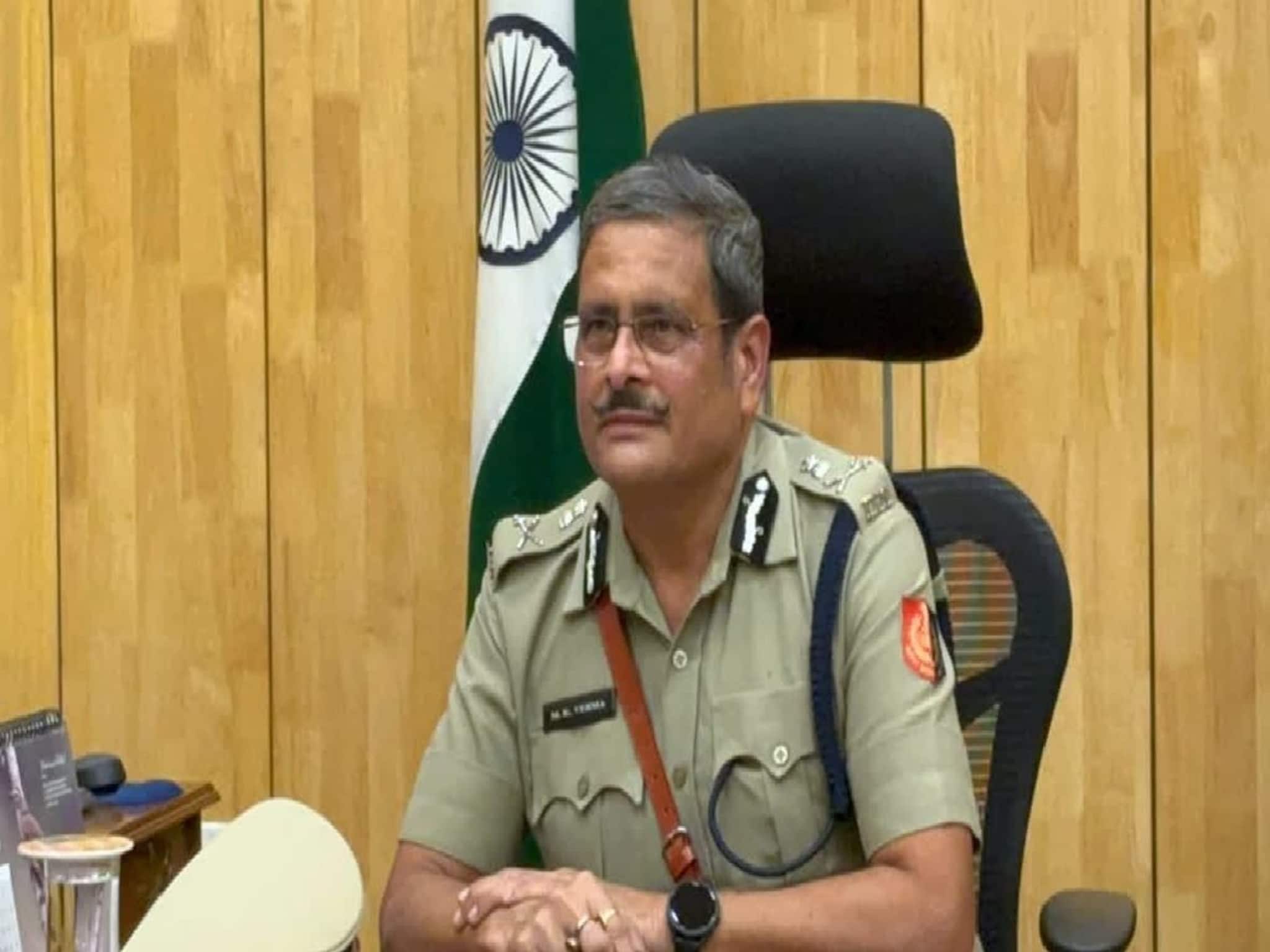 সদ্য প্রাক্তন কলকাতার পুলিশ কমিশনার মনোজ ভার্মার ছেলে সাইবার প্রতারণার শিকার! খোয়ালেন কত?