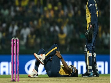 সর্বনাশের এ তো শুরু! ১৮ কোটি টাকার প্লেয়ার টি টোয়েন্টি বিশ্বকাপে পেলেন মারাত্মক চোট সর্বনাশের এ তো শুরু! ১৮ কোটি টাকার প্লেয়ার টি টোয়েন্টি বিশ্বকাপে পেলেন মারাত্মক চোট