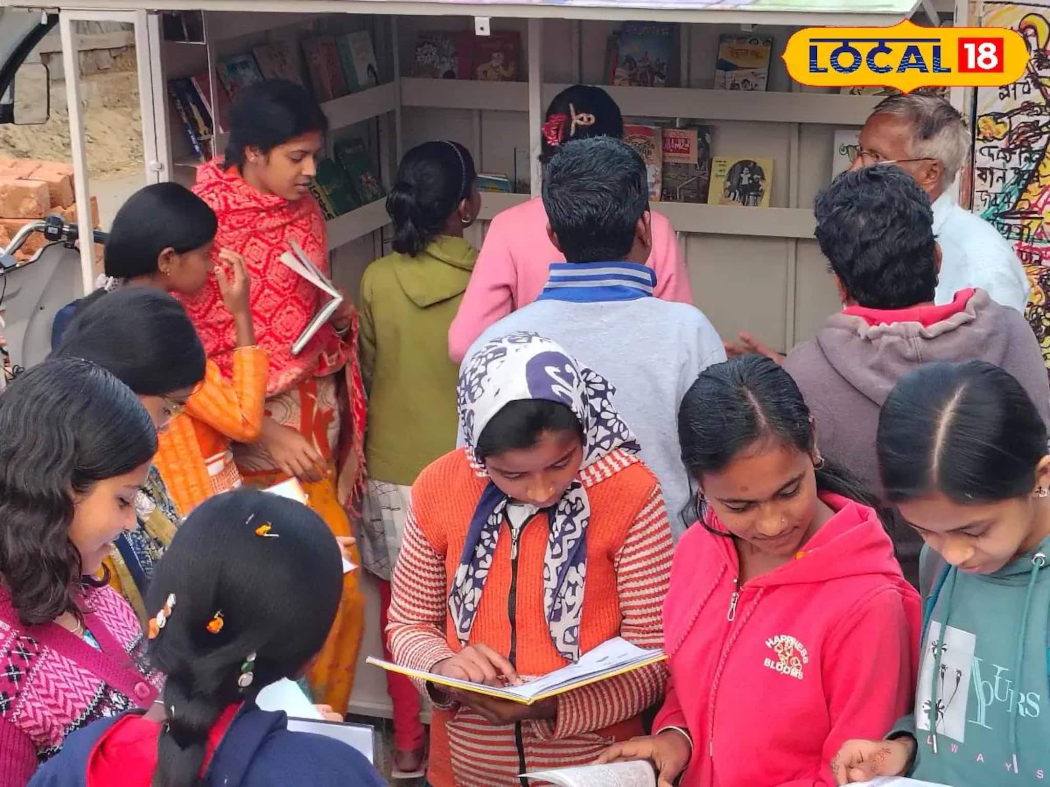 স্মার্টফোন ভুলে খুদেদের হাতে গল্পের বই! বীরভূমে ম্যাজিক দেখাচ্ছে 'বইওয়ালা'