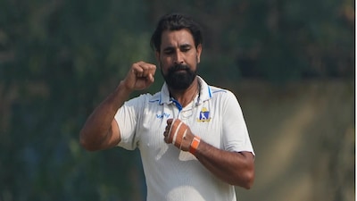 কলকাতা: তাঁর নাম এখন আর মনে পড়ে না নির্বাচকদের - কিন্তু নিজের হাতে যেটা রয়েছে সেটা হল পারফরম্যান্স৷ আর সেটাই বারবার করে দেখাচ্ছেন মহম্মদ শামি৷ রনজিতে কেরিয়ারের সেরা পারফরম্যান্স করে ফেললেন শামি৷ রনজির সেমিফাইনালে জম্মু-কাশ্মীরের বিরুদ্ধে প্রথম ইনিংসে বাংলা ২৬ রানের যে লিড পেয়েছিল তার কৃতিত্ব মহম্মদ শামিরই৷